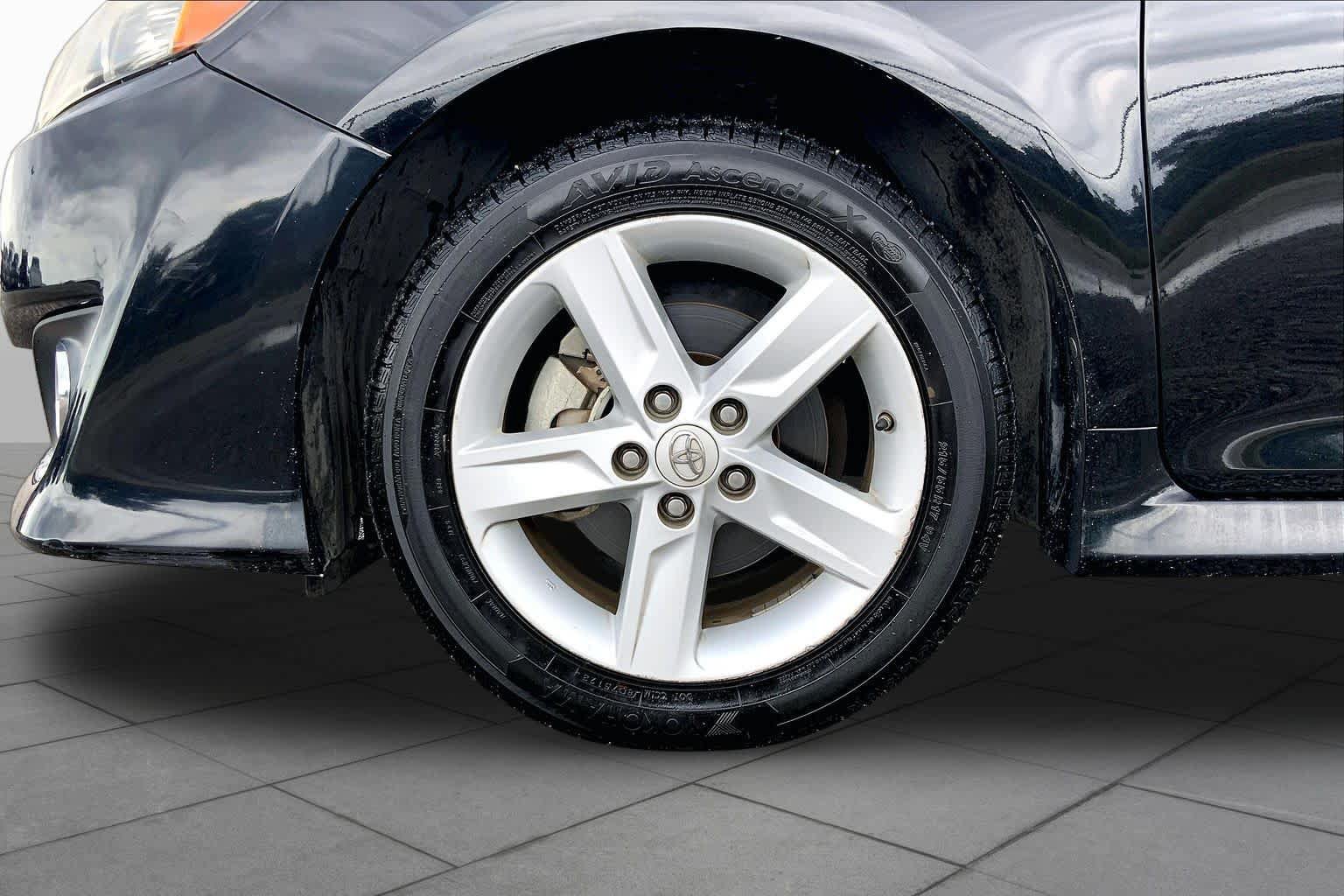 Used 2012 Toyota Camry SE FWD image 11