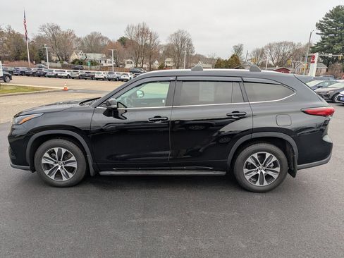 Used 2023 Toyota Highlander XLE image 2