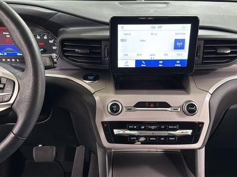 Used 2023 Ford Explorer XLT image 10