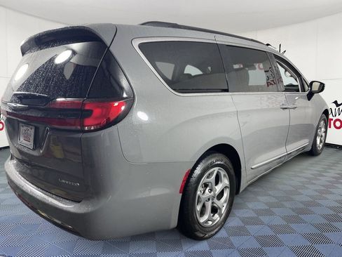 Used 2023 Chrysler Pacifica Limited image 7