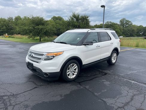 Used 2014 Ford Explorer XLT w/ Equipment Group 202A FWD image 3