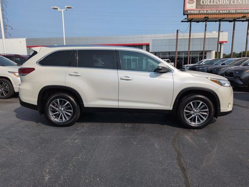 Used 2019 Toyota Highlander XLE w/ Carpet Mat Package (TMS) AWD/4WD image 6