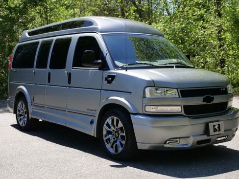 Used 2025 Chevrolet Express 2500 w/ Driver Convenience Package image 4