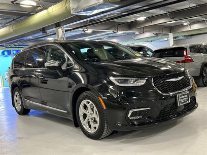 Used 2021 Chrysler Pacifica Limited w/ Uconnect Theater Family Group