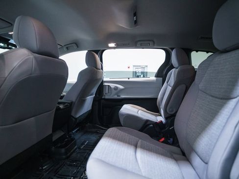 Certified 2026 Toyota Sienna LE FWD image 33