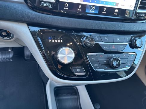 Used 2024 Chrysler Pacifica Touring-L FWD image 17