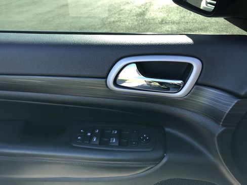 Used 2021 Jeep Grand Cherokee Laredo X image 13