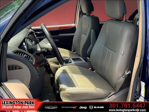 Used 2015 Chrysler Town & Country Touring w/ Driver Convenience Group FWD image 20
