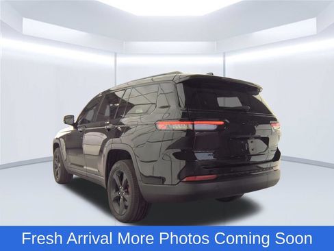 Used 2023 Jeep Grand Cherokee L Limited w/ Black Appearance Package AWD/4WD image 6