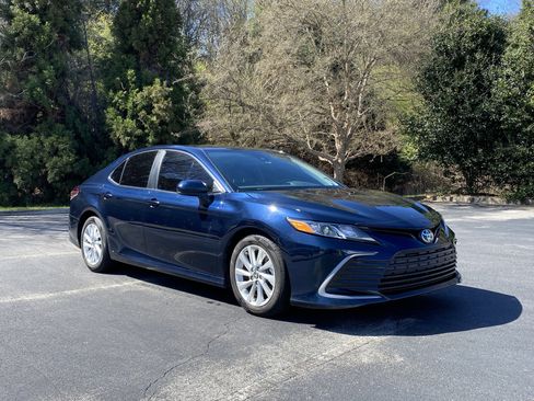 Used 2021 Toyota Camry LE image 2