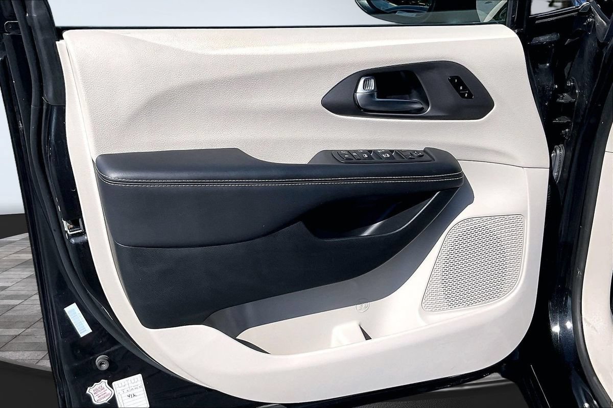 Used 2023 Chrysler Pacifica Touring-L FWD image 19