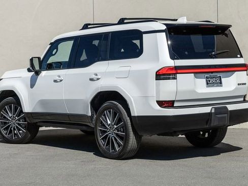 Used 2025 Lexus GX 550 w/ Accessory Package (2T) image 3