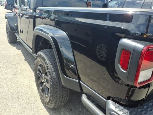 Used 2023 Jeep Gladiator Sport AWD/4WD image 17