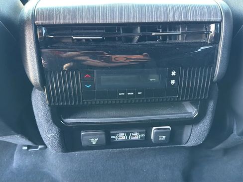 Used 2023 Jeep Wagoneer L Series II AWD/4WD image 30