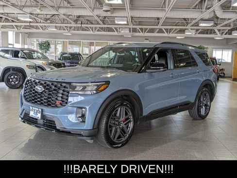 Used 2025 Ford Explorer ST image 3