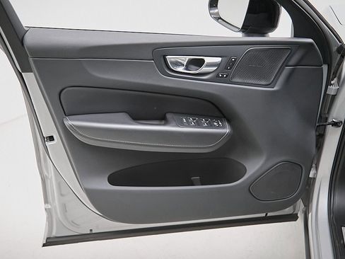 Used 2023 Volvo XC60 B6 Ultimate w/ Protection Package Premier image 10