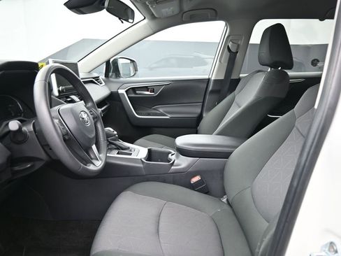Used 2025 Toyota RAV4 XLE image 19