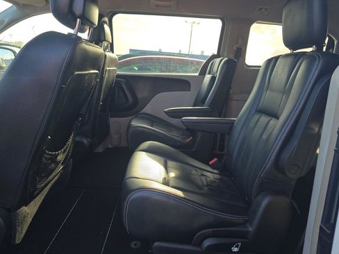 Used 2013 Chrysler Town & Country Touring FWD image 14