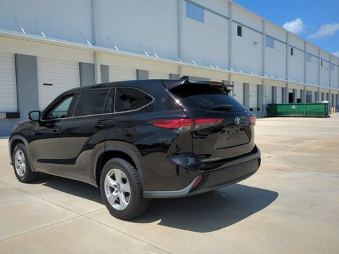 Used 2020 Toyota Highlander LE FWD image 7