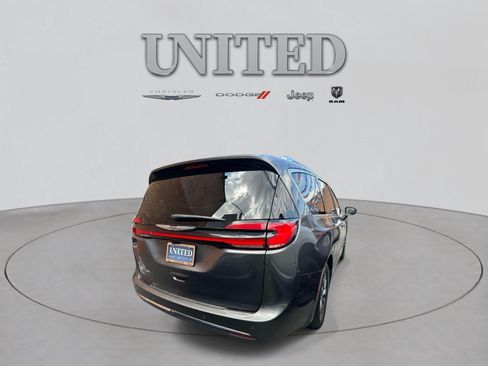 Certified 2021 Chrysler Pacifica Touring-L FWD image 2