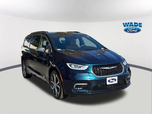 Used 2022 Chrysler Pacifica Pinnacle image 3