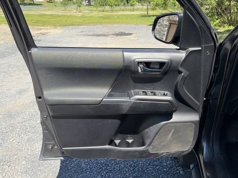 Used 2017 Toyota Tacoma TRD Sport w/ Tow Package (A/T) AWD/4WD image 15