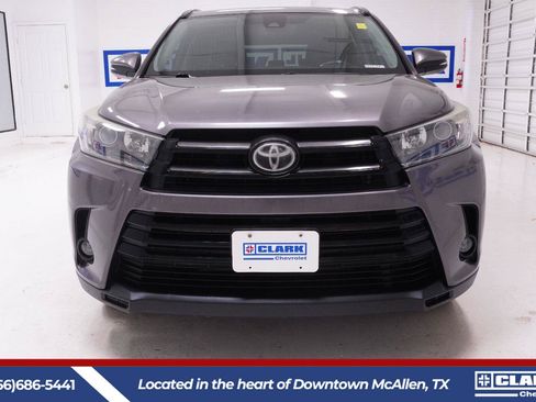 Used 2019 Toyota Highlander SE FWD image 2
