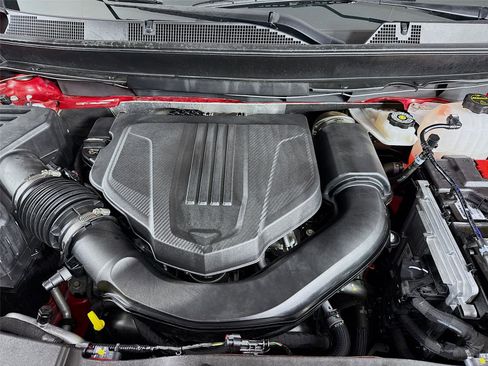 Used 2025 Chevrolet Traverse RS image 33