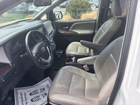 Used 2019 Toyota Sienna Limited Premium image 16
