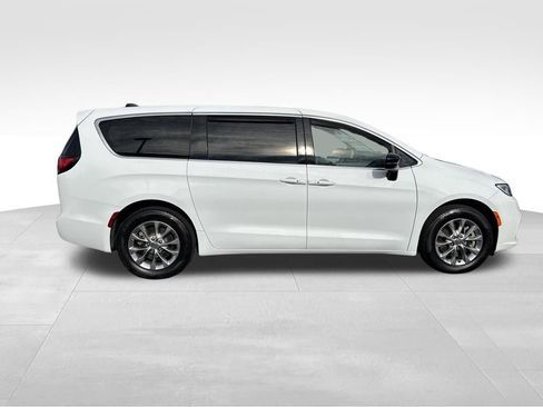 Used 2024 Chrysler Pacifica Touring-L image 12