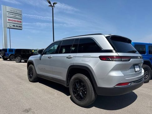 Used 2025 Jeep Grand Cherokee Laredo X w/ Luxury Tech Group I RWD image 6