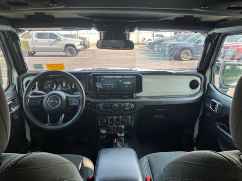 Used 2024 Jeep Wrangler Unlimited AWD/4WD image 21