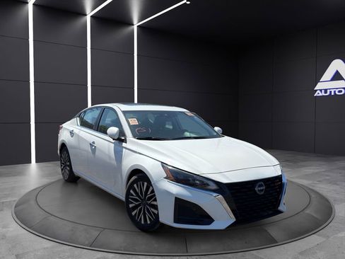 Used 2023 Nissan Altima 2.5 SV w/ SV Premium Package FWD image 2