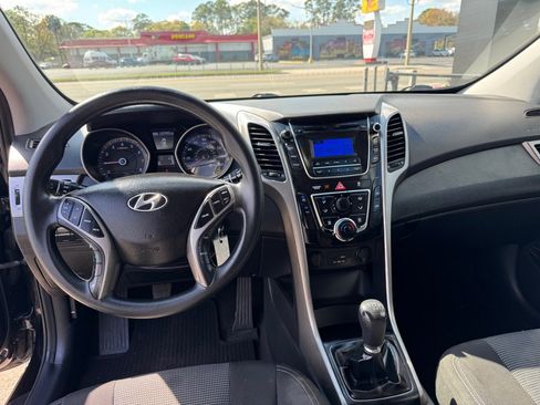 Used 2017 Hyundai Elantra GT image 9