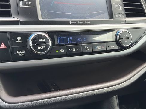 Used 2019 Toyota Highlander XLE FWD image 26