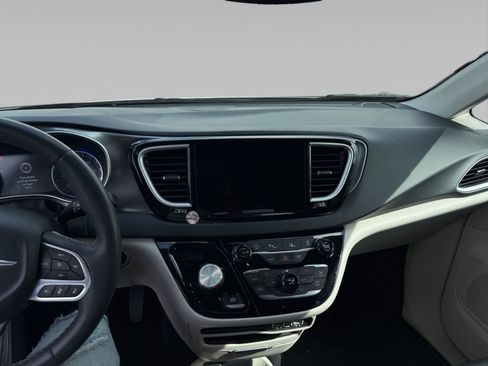 Used 2023 Chrysler Pacifica Touring-L FWD image 18