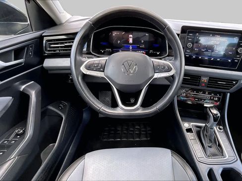 Used 2025 Volkswagen Jetta SE FWD image 6