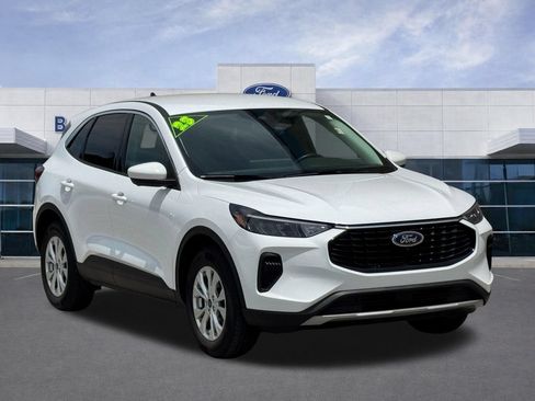 Used 2023 Ford Escape Active w/ Tech Pack #2 AWD/4WD image 2