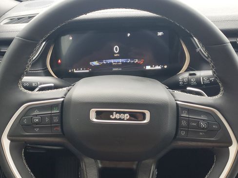 Used 2024 Jeep Grand Cherokee Limited image 10