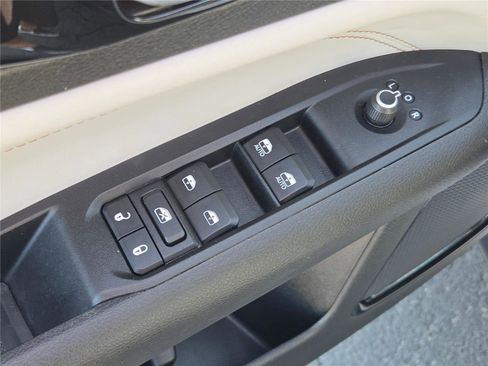 Certified 2022 Jeep Compass Limited image 23