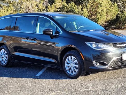 Used 2018 Chrysler Pacifica Touring Plus image 8
