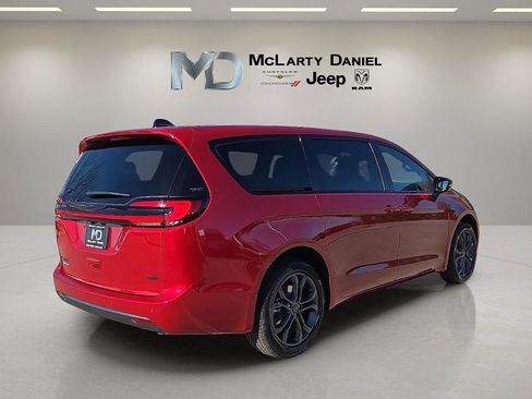 New 2026 Chrysler Pacifica Select image 5