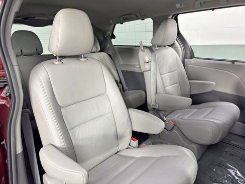 Used 2016 Toyota Sienna XLE image 35