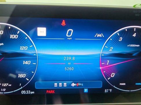 Used 2025 Mercedes-Benz GLC 300 4MATIC image 38