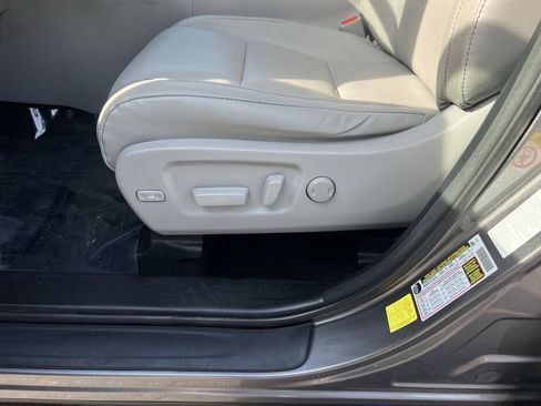 Used 2018 Toyota Highlander XLE AWD/4WD image 11
