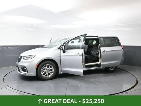 Used 2024 Chrysler Pacifica Touring-L FWD image 57