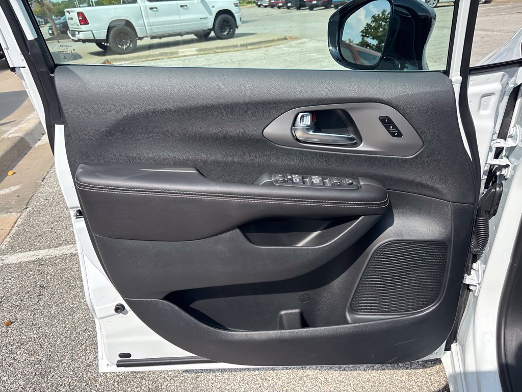 New 2027 Chrysler Pacifica Select FWD image 31