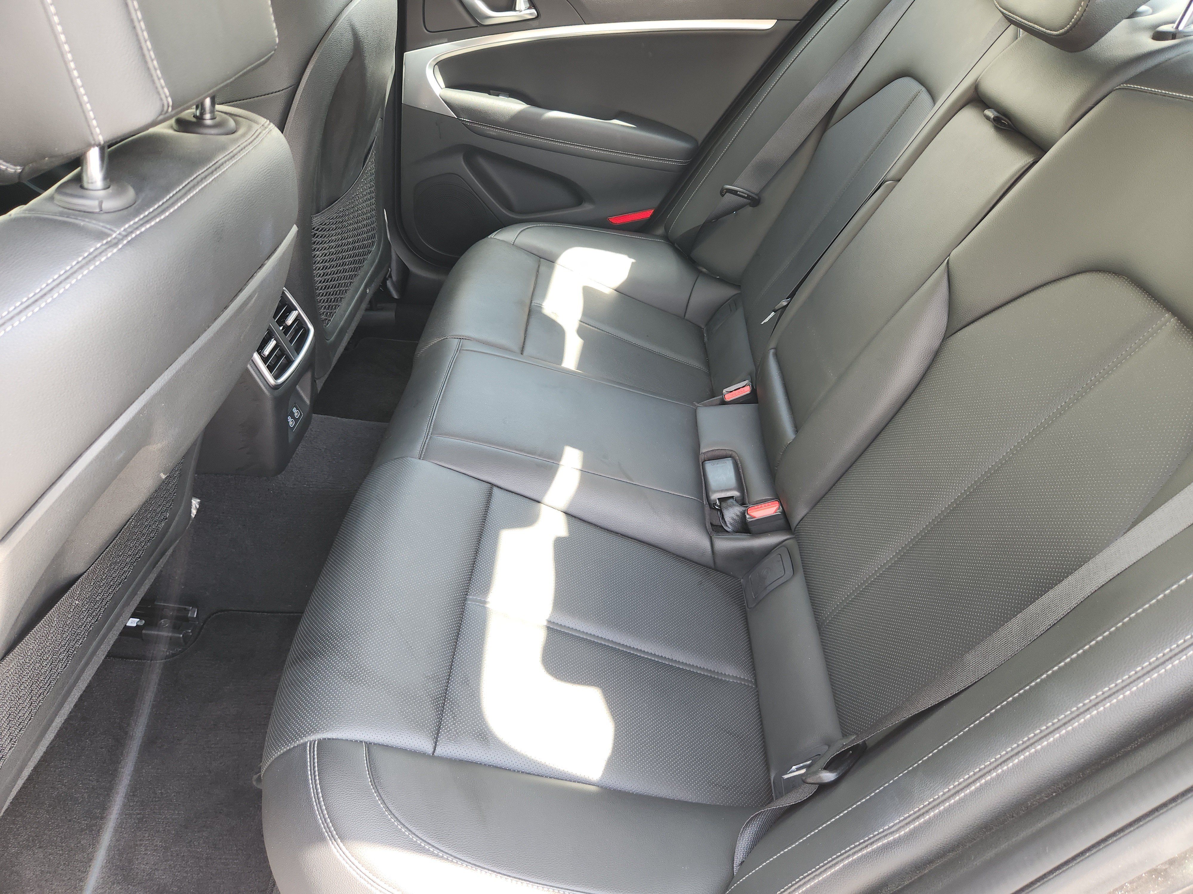 Used 2025 Genesis G70 2.5T RWD image 31