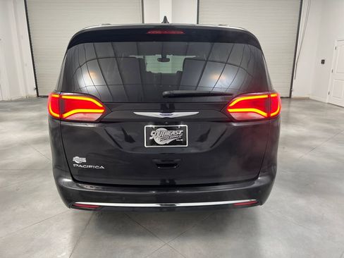 Used 2020 Chrysler Pacifica Touring-L image 6