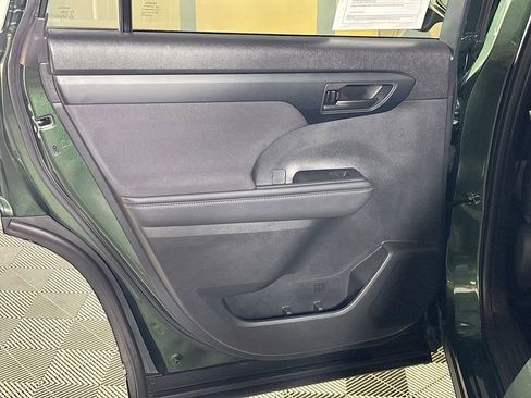 Used 2023 Toyota Highlander L image 18